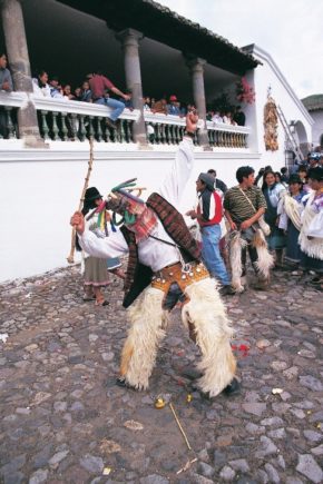 Hombre con traje típico del Carnaval ecuatoriano de la sierra
